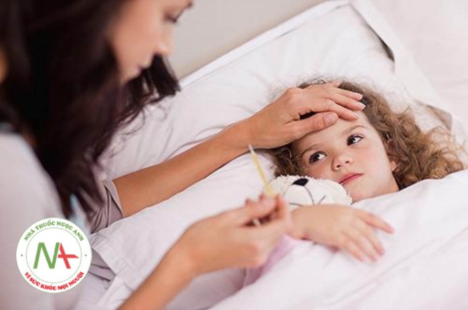 Khi trẻ bị cảm cúm thì bố mẹ cần làm gì?
