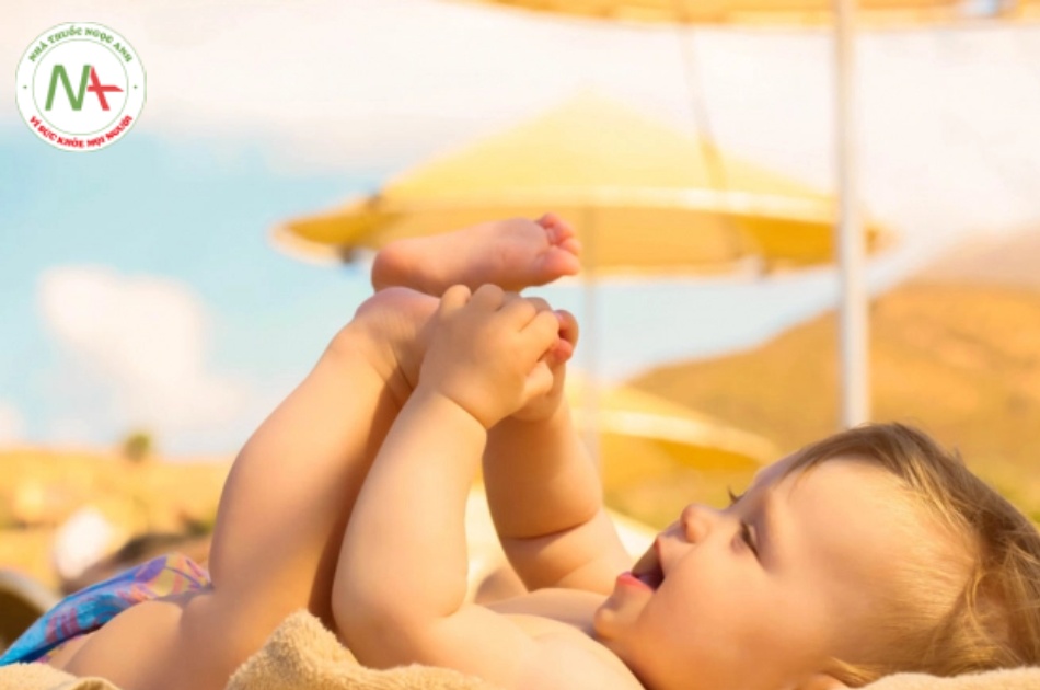 Liệu phơi nắng có giúp trẻ hết vàng da hay không?