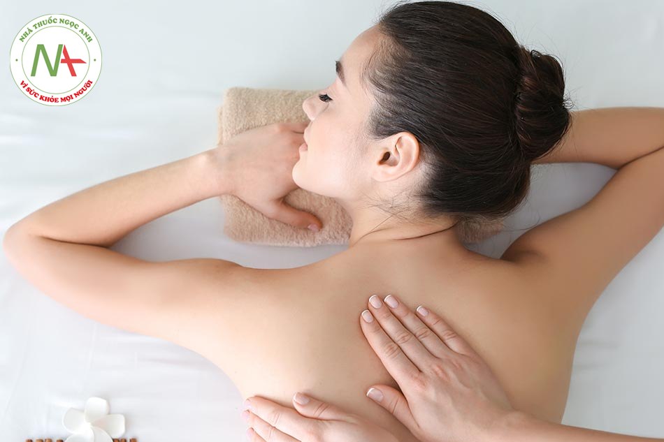 Massage lưng giúp cải thiện mất ngủ sau sinh