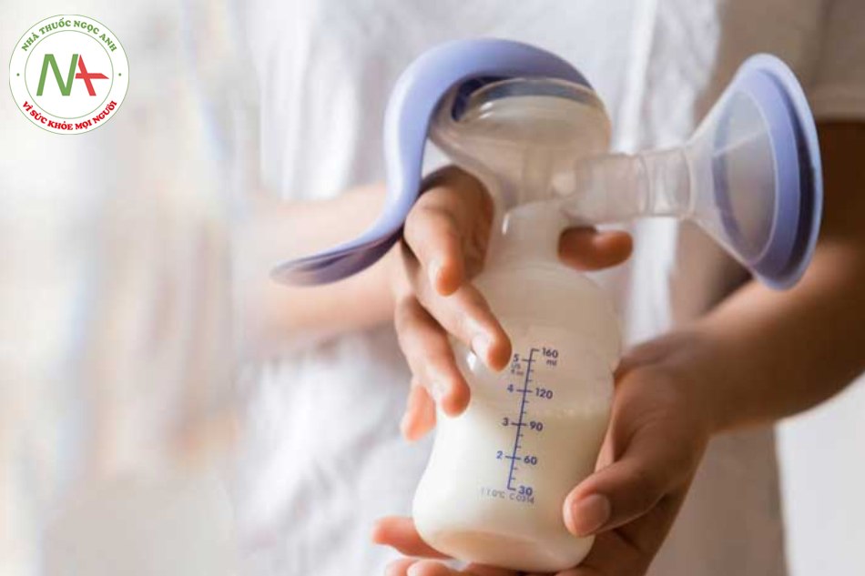 Sử dụng máy hút sữa có thể giúp kích thích sữa về