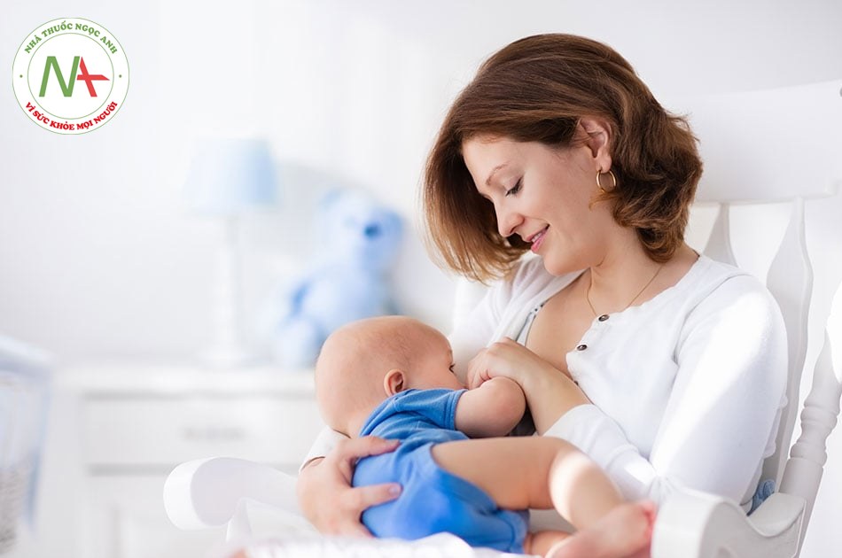 Tư thế bú đúng cũng là một trong những cách hưu ích ngăn sữa mẹ chảy nhiều khi con bú