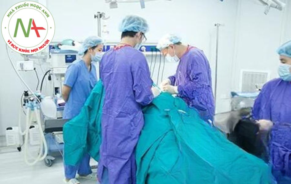 TS.BS Nguyễn Vũ trong một ca phẫu thuật cho bệnh nhân bị trượt đốt sống thắt lưng