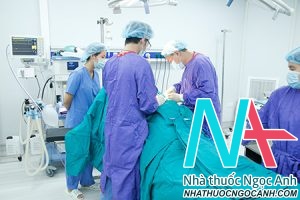 TS.BS Nguyễn Vũ trong một ca phẫu thuật cho bệnh nhân bị trượt đốt sống thắt lưng