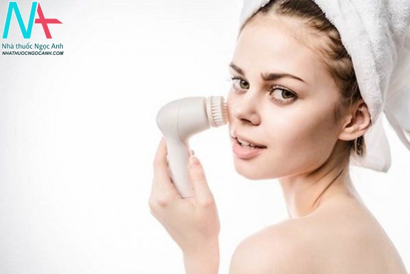 Làm sạch da thường xuyên trị sợi bã nhờn