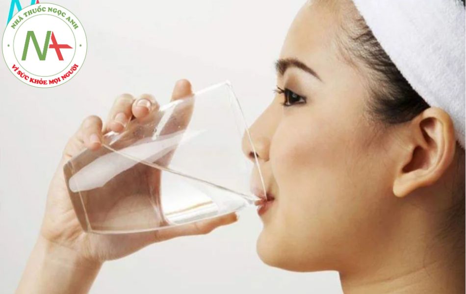 Uống nhiều nước để phòng tránh bị sỏi thận
