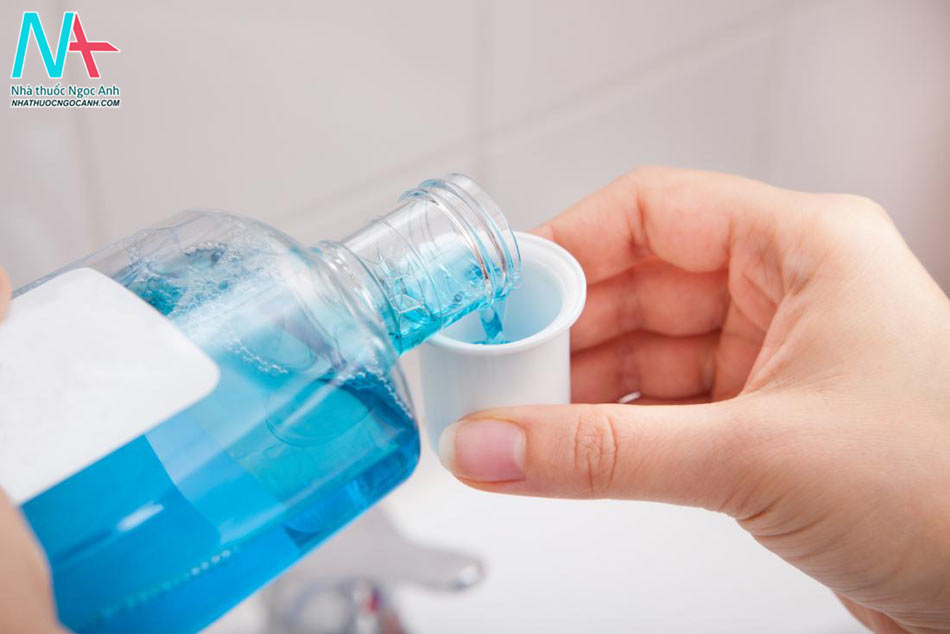 Sử dụng nước muối và các loại thuốc súc miệng trị chảy máu chân răng