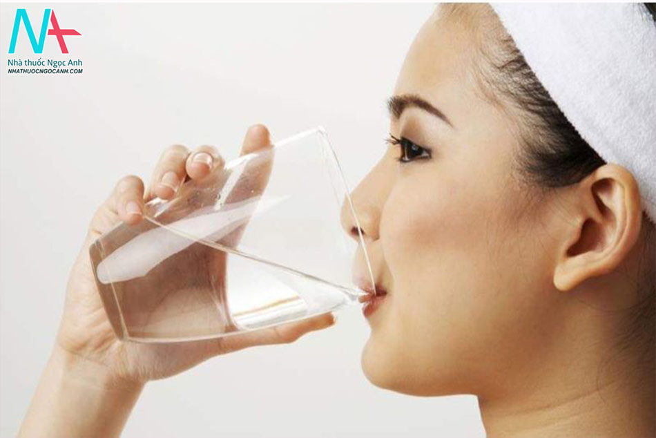 Uống nhiều nước để phòng tránh bị sỏi thận
