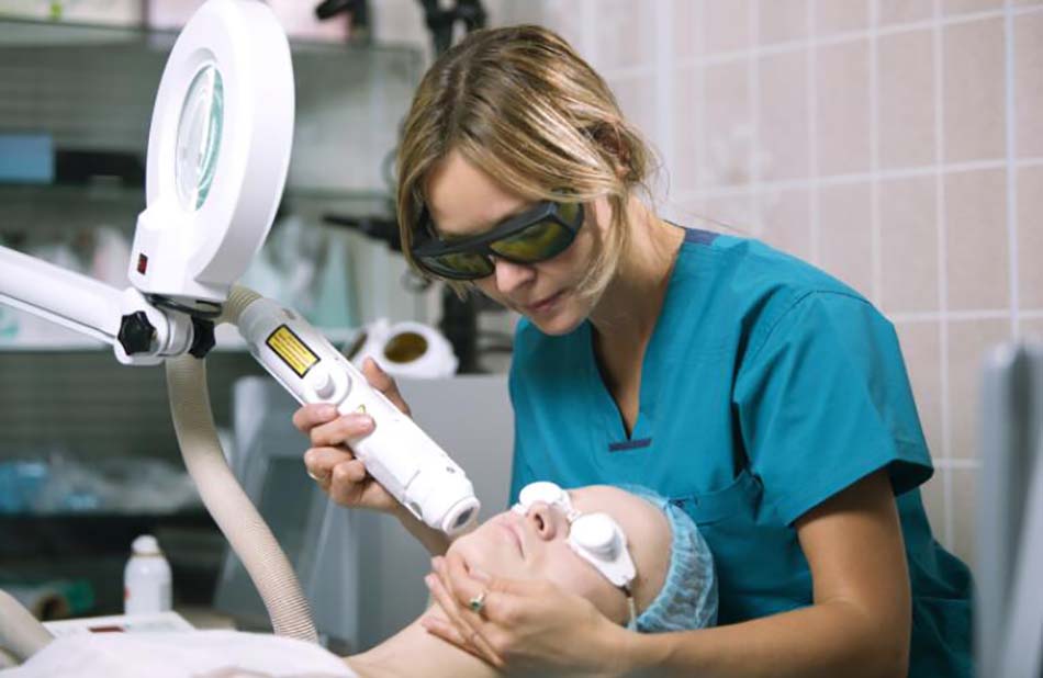 Liệu pháp laser và ánh sáng cho mụn trứng cá