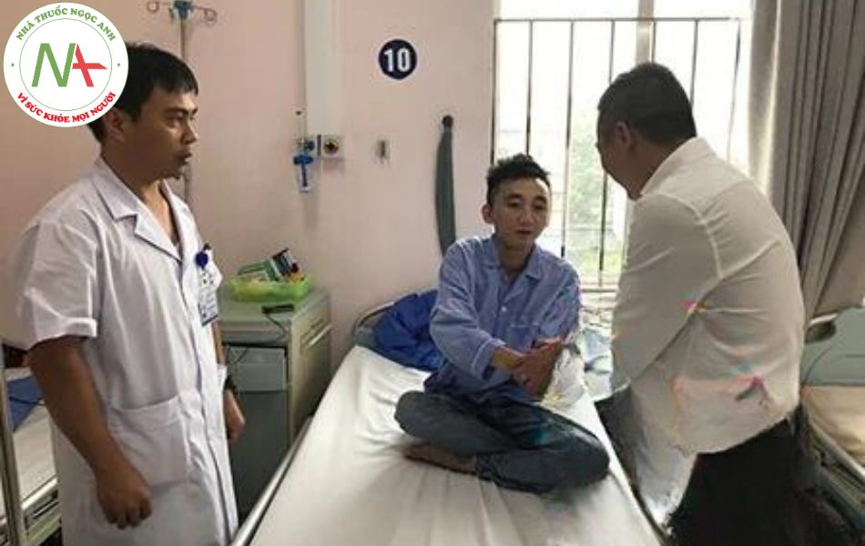 PGS.TS Nguyễn Lân Hiếu - Phó Giám đốc BVĐHYHN và đại diện Lãnh đạo khoa RHM đến thăm hỏi và trao phần quà cho bệnh nhân trước khi xuất viện