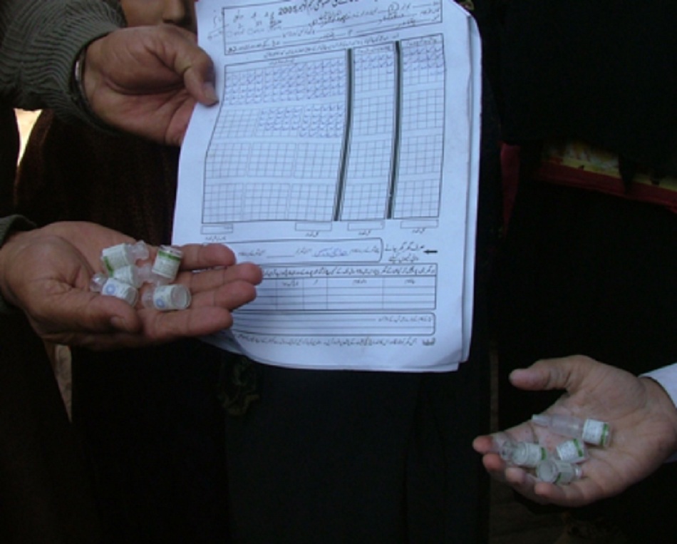 Hình 1: Lọ vắc-xin bại liệt đường uống trong một chiến dịch tiêm vắc-xin ở Pakistan