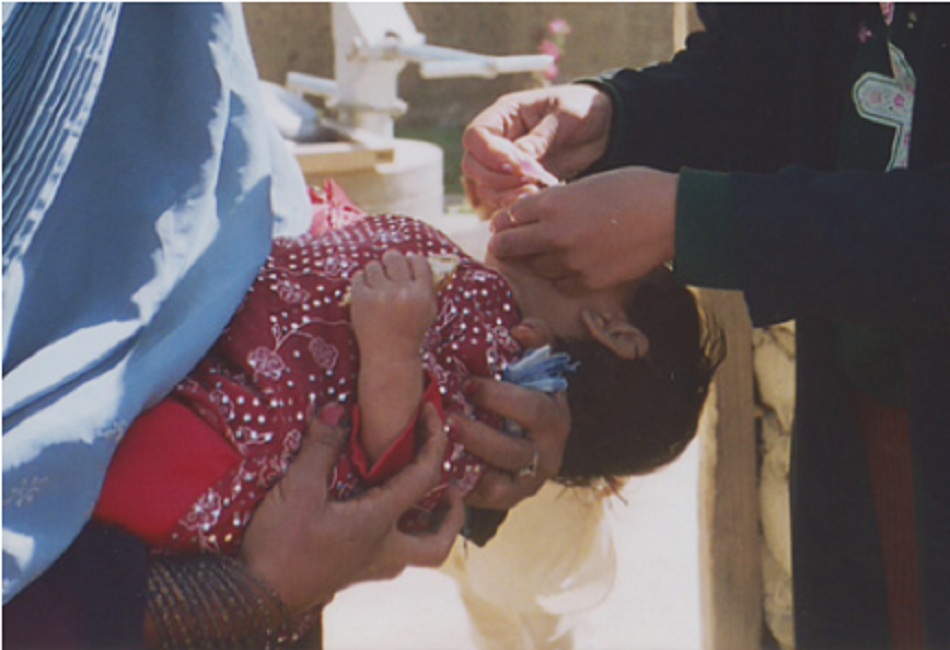 Hình 2: Tiêm vắc-xin bại liệt tại Afghanistan