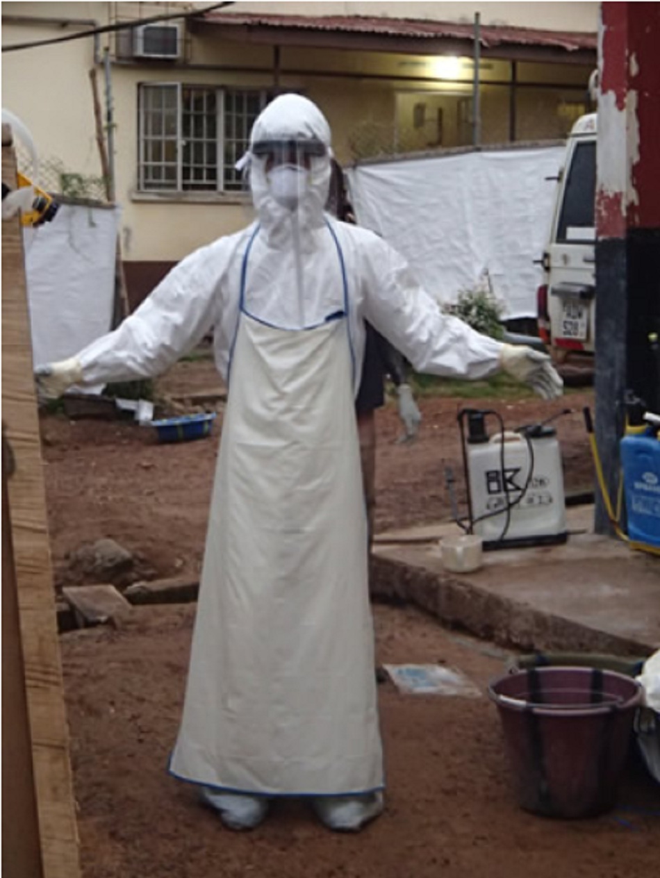 Hình 2: Nhân viên y tế trong thiết bị bảo hộ cá nhân tại một trung tâm điều trị Ebola ở Sierra Leone, 2014