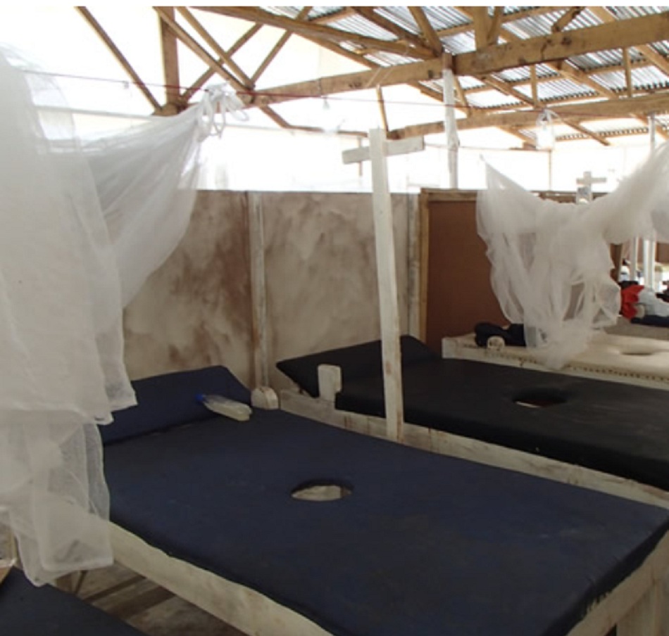 Hình 3: Giường dành cho bênh nhân mắc bênh tả có lỗ ở giữa để kiểm soát những bênh nhân bị tiêu chảy ồ ạt tại trung tâm điều trị Ebola ở Tây Phi, 2014