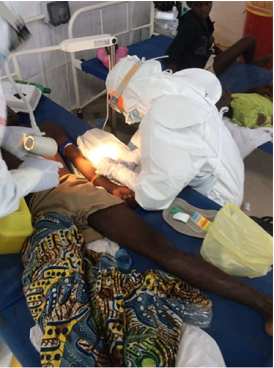 Hình 11: Đặt đường truyền tĩnh mạch ở người lớn mắc bệnh vi-rút Ebola (Tây Phi)