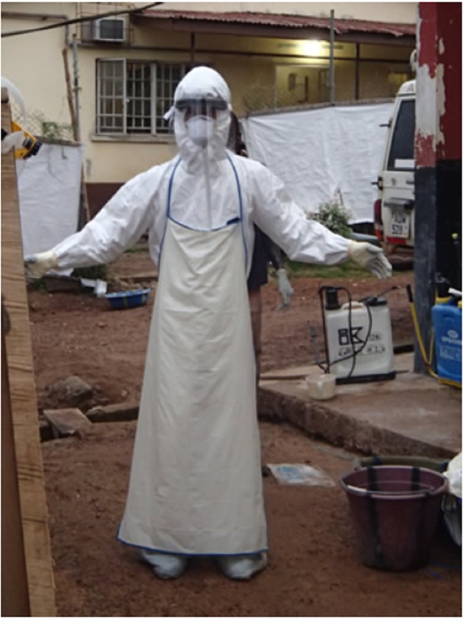 Hình 3: Các nhân viên y tế trong thiết bị bảo vệ cá nhân tại một trung tâm điều trị Ebola ở Sierra Leone, 2014