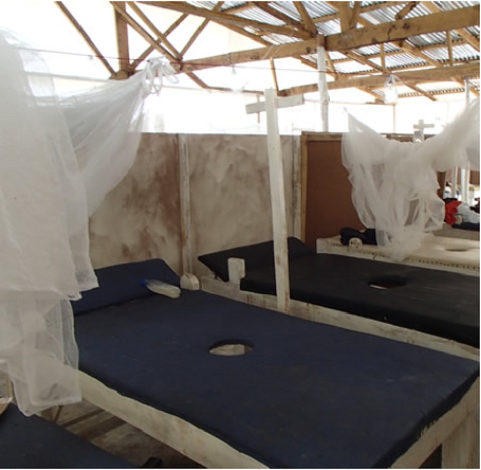 Hình 5: Giường dành cho bênh nhân mắc bênh tả có lỗ ở giữa để kiểm soát những bênh nhân bị tiêu chảy ồ ạt tại trung tâm điều trị Ebola ở Tây Phi, 2014