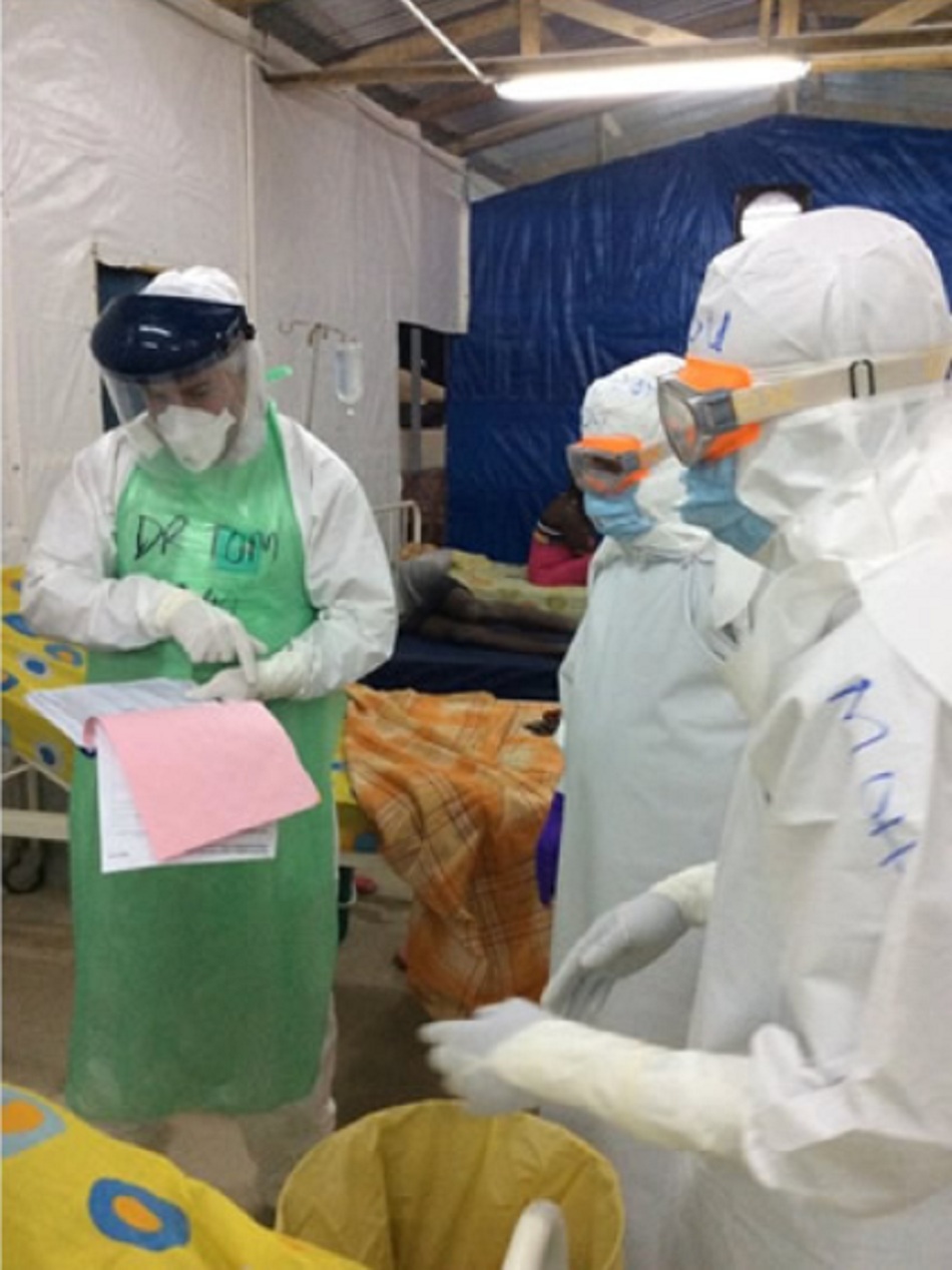 Hình 6: Các buổi đi buồng đa ngành tại trung tâm điều trị Ebola Save The Children ở Kerrytown, Sierra Leone (đại diện của Bộ Y tế, đại diện Lực lượng Y tế Cuba, và một bác sĩ lâm sàng ở Anh)