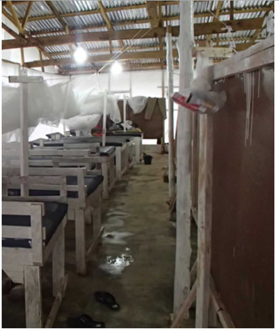 Hình 8: Khu vực buồng bệnh tại trung tâm điều trị Ebola ở Tây Phi, năm 2014