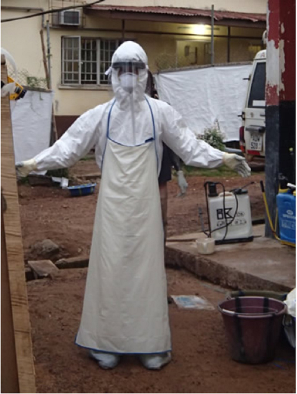 Hình 9: Các nhân viên y tế trong thiết bị bảo vệ cá nhân tại một trung tâm điều trị Ebola ở Sierra Leone, 2014