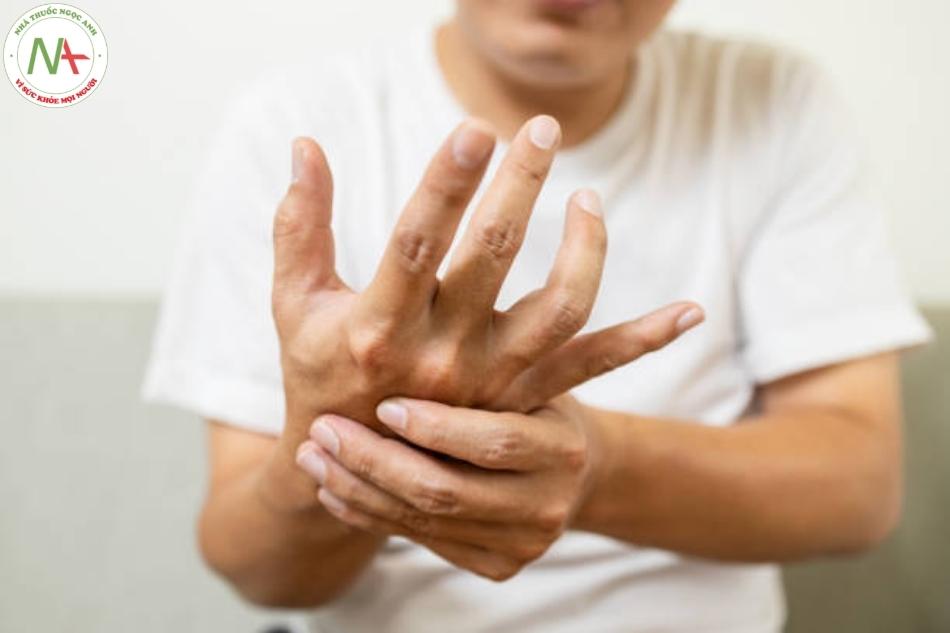 Bệnh run tay là triệu chứng trước đây thường gặp ở người lớn tuổi. Tuy nhiên, ngày nay, chứng bệnh này ngày càng trẻ hóa do nhiều nguyên nhân khác nhau.