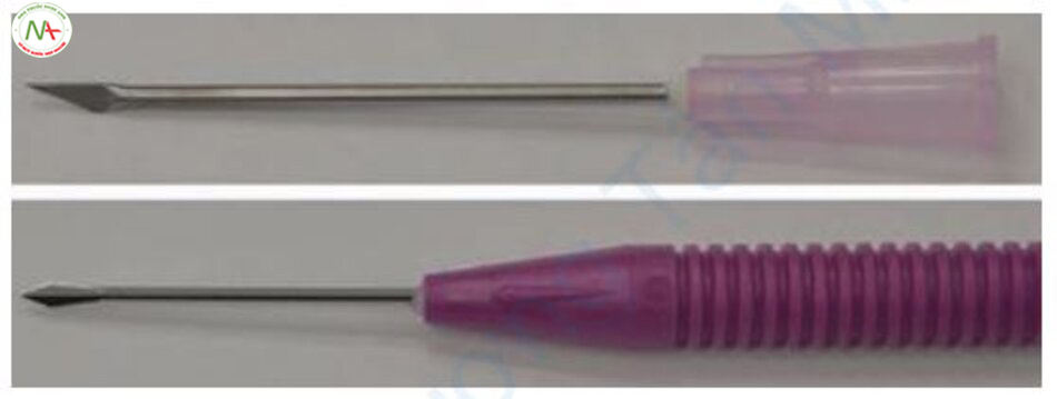 Hình 11.13 Kim dưới da được sử dụng để cắt đáy sẹo: (a) Kim Nokor, (b) dao cataract.