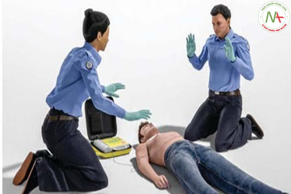 Hình 3C. Tạm dừng CPR, tránh khỏi nạn nhân và cho phép AED phân tích nhịp