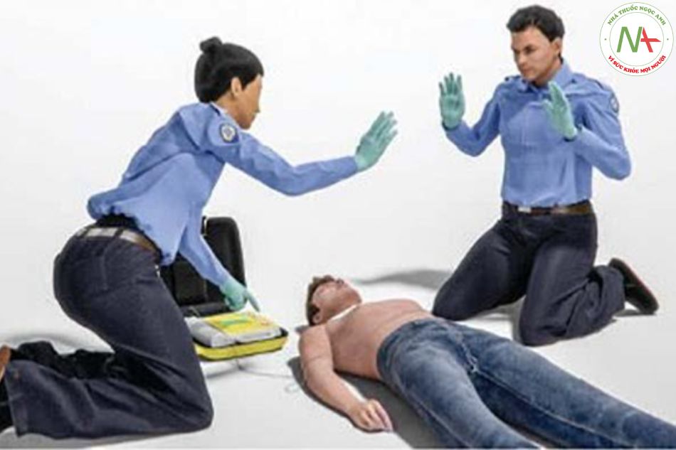 Hình 3D. Máy AED thông báo cần sốc điện, hô to tránh ra và quan sát để đảm bảo mọi người đã tránh khỏi nạn nhân.