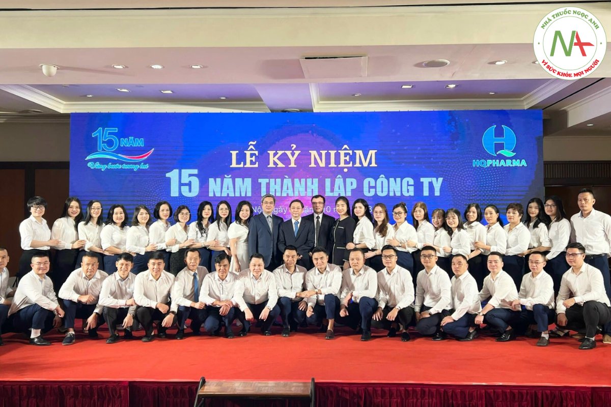 Ban lãnh đạo và nhân viên trong ngày kỷ niệm thành lập Công ty TNHH Dược Phẩm HQ